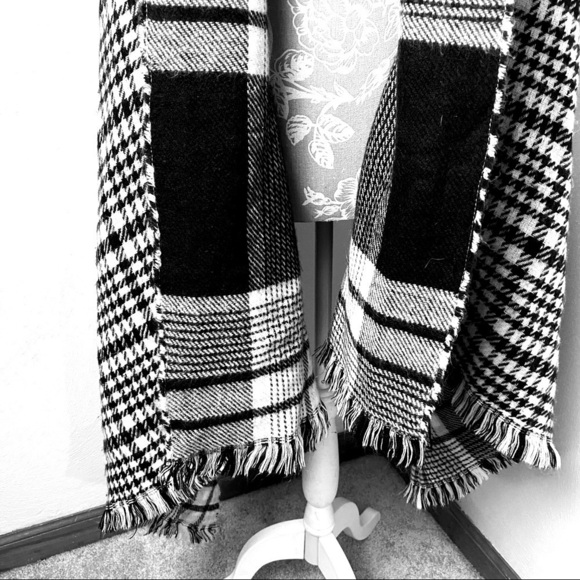 Express Large Plaid/Checkered Black & White Fringed Wrap/Scarf. - Picture 12 of 14